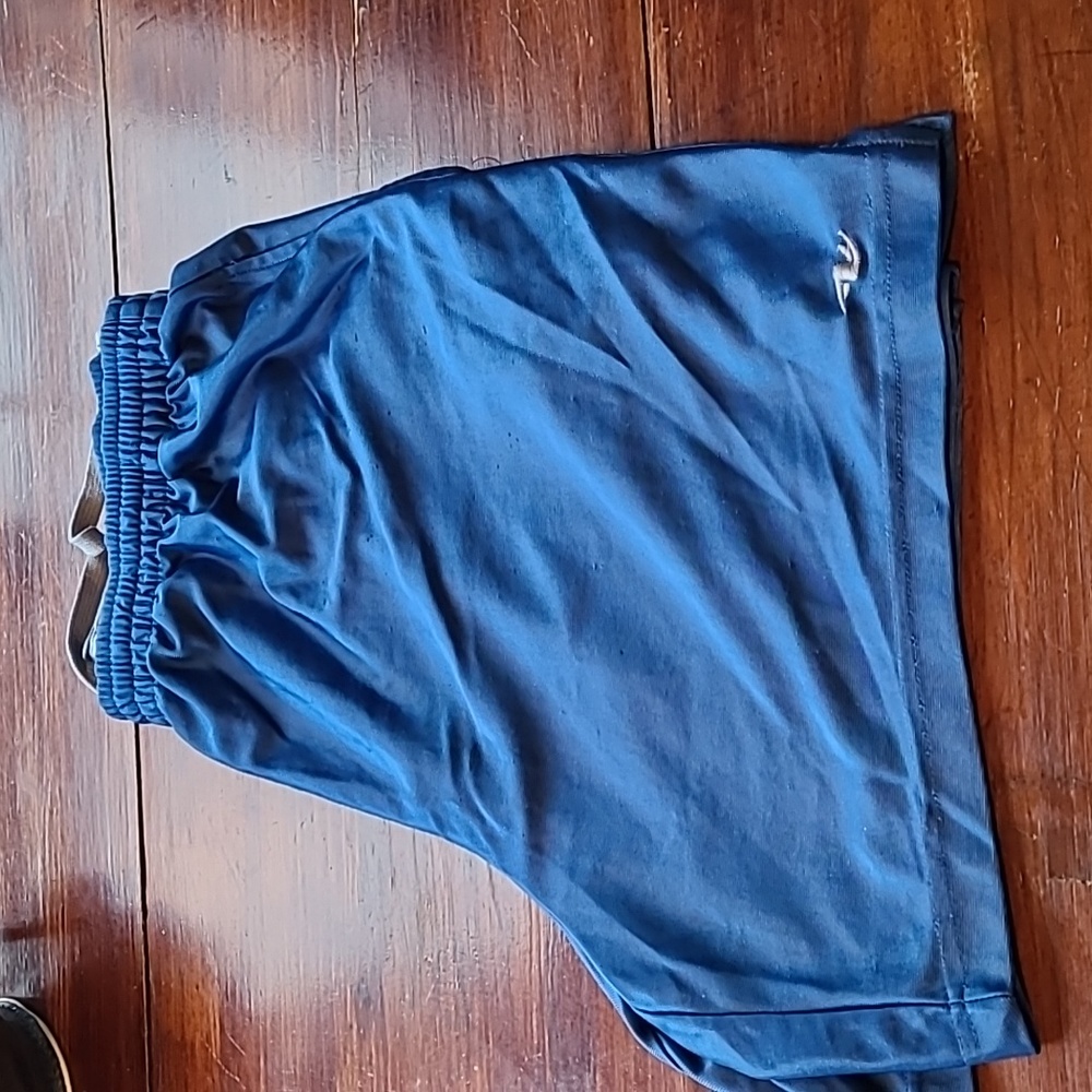 Mens shorts with elastic waist and draw strings. 2 side pockets - Picture 1 of 9
